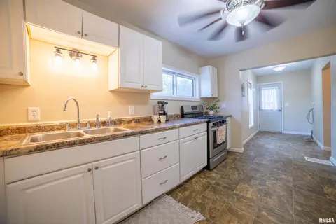 Entry Way - 325 E Columbus St, Columbus, IL 62320 photo 1 of 4