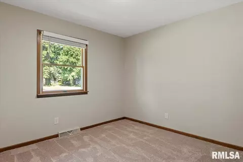Bedroom - 1060 Lenhart Rd, Springfield, IL 62711 photo 5 of 7