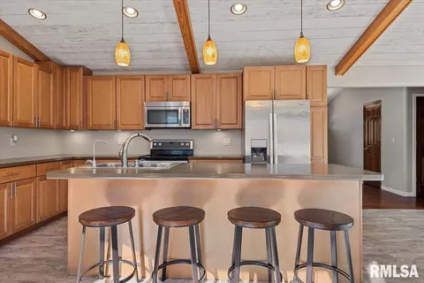 Kitchen - 1060 Lenhart Rd, Springfield, IL 62711 photo 4 of 6