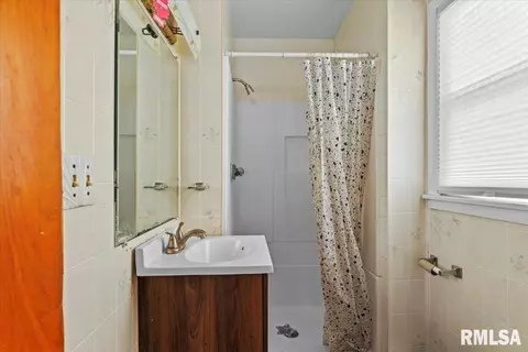 Bath - 3418 S Park Ave, Springfield, IL 62704 photo 1 of 2