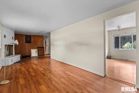 Living - 3418 S Park Ave, Springfield, IL 62704 photo 3 of 4