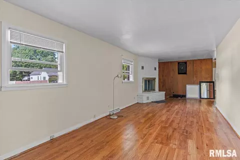 Living - 3418 S Park Ave, Springfield, IL 62704 photo 4 of 4