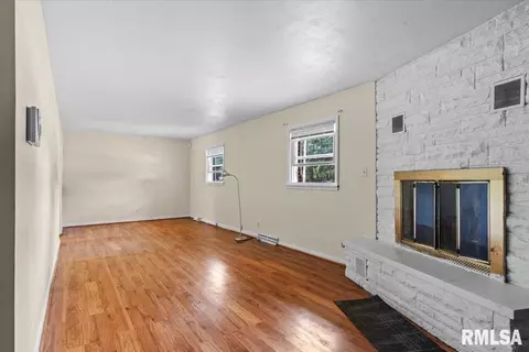 Living - 3418 S Park Ave, Springfield, IL 62704 photo 2 of 4