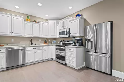 Kitchen - 4509 Lynhurst Rd, Springfield, IL 62711 photo 6 of 6