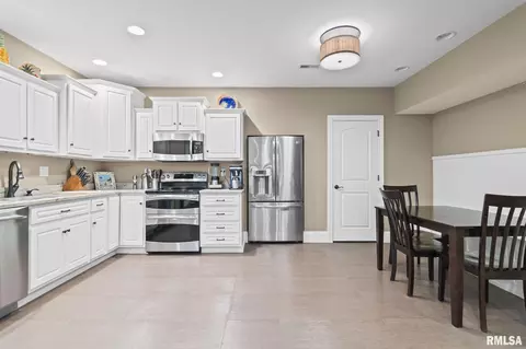 Kitchen - 4509 Lynhurst Rd, Springfield, IL 62711 photo 5 of 6