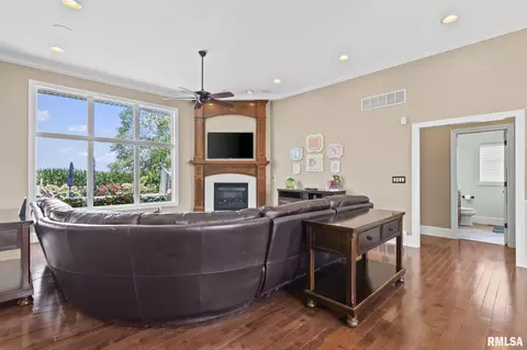 Living - 4509 Lynhurst Rd, Springfield, IL 62711 photo 3 of 3