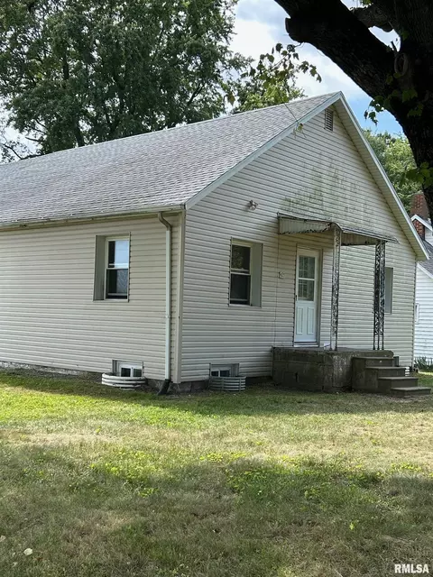 421 E Washington St, Edinburg, IL 62531