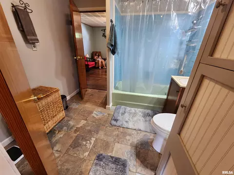 Bath - 1645 N 21st St, Springfield, IL 62702 photo 1 of 1
