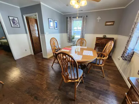 Dining - 1645 N 21st St, Springfield, IL 62702 photo 2 of 2