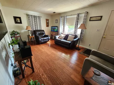 Living - 1645 N 21st St, Springfield, IL 62702 photo 2 of 3