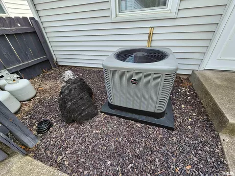 Exterior - 1645 N 21st St, Springfield, IL 62702 photo 5 of 5