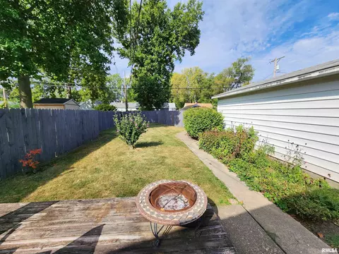 Exterior - 1645 N 21st St, Springfield, IL 62702 photo 3 of 5