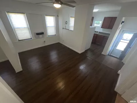 Living - 1816 N Peoria Rd, Springfield, IL 62702 photo 2 of 3