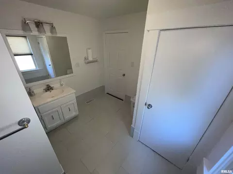 Bath - 1816 N Peoria Rd, Springfield, IL 62702 photo 2 of 2