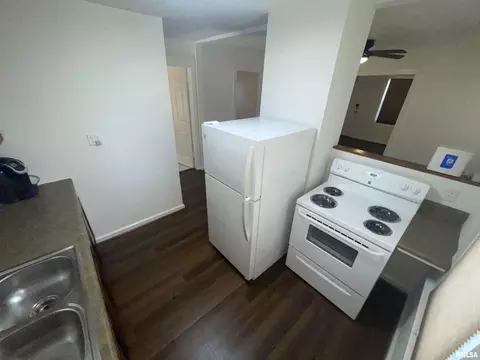 Kitchen - 1816 N Peoria Rd, Springfield, IL 62702 photo 2 of 2