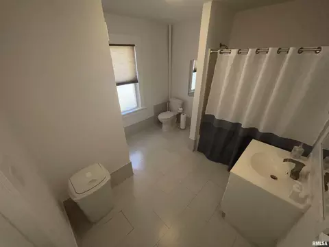 Bath - 1816 N Peoria Rd, Springfield, IL 62702 photo 1 of 2