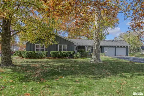 106 Lakeview Dr, Carlinville, IL 62626
