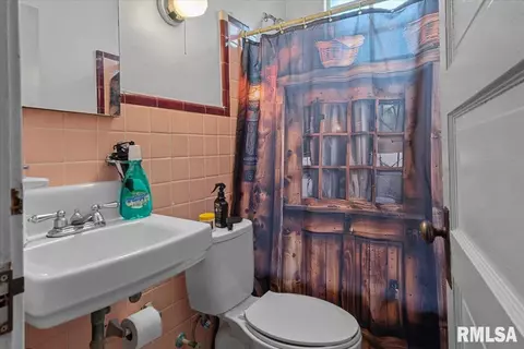 Bath - 826 S Walnut St, Springfield, IL 62704 photo 1 of 1