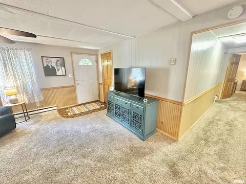Entry Way - 403 12 Jared St, Abingdon, IL 61410 photo 1 of 1