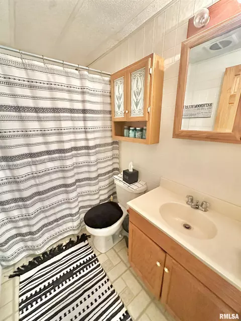 Bath - 403 12 Jared St, Abingdon, IL 61410 photo 1 of 1