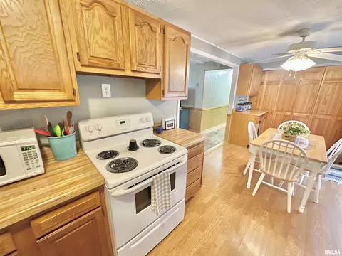 Kitchen - 403 12 Jared St, Abingdon, IL 61410 photo 2 of 3