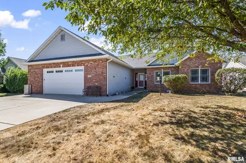 1725 Tracey Ln, Chatham, IL 62629