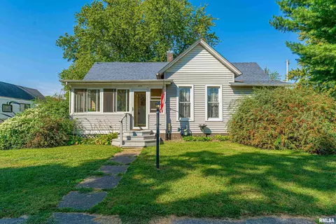 204 N Logan St, New Holland, IL 62671