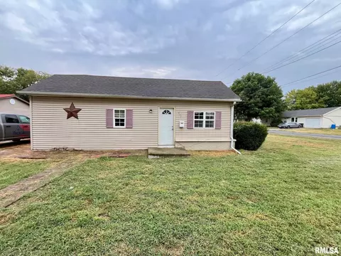 517 N Pine St, Taylorville, IL 62568