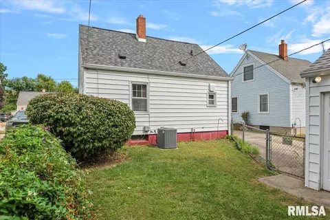 Exterior - 2240 E Keys Ave, Springfield, IL 62702 photo 5 of 7
