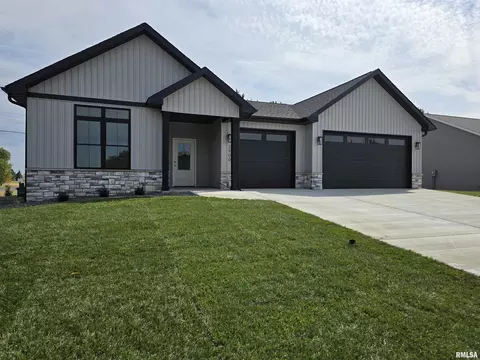 2900 Happy Landing Dr, Springfield, IL 62711