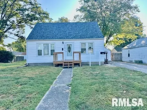 704 Hawley Ave, Taylorville, IL 62568