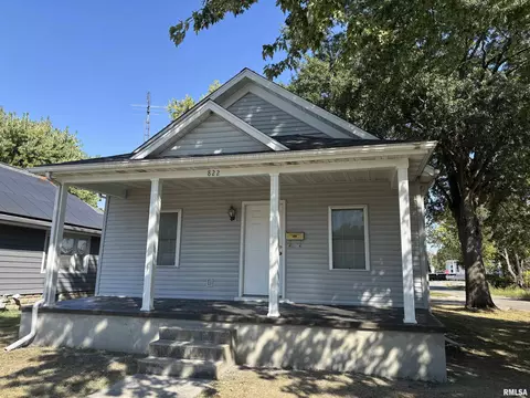 822 S Clay St, Taylorville, IL 62568