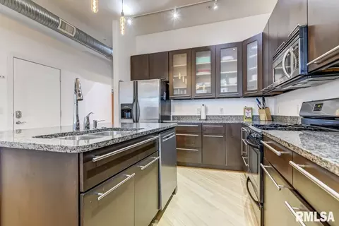 Kitchen - 8 S Old State Capitol Plz, Springfield, IL 62701 photo 4 of 6