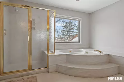 Bath - 6401 Raintree Pl, Springfield, IL 62712 photo 4 of 7