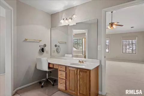 Bath - 6401 Raintree Pl, Springfield, IL 62712 photo 3 of 7