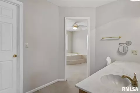 Bath - 6401 Raintree Pl, Springfield, IL 62712 photo 2 of 7