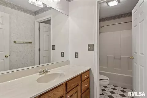 Bath - 6401 Raintree Pl, Springfield, IL 62712 photo 7 of 7