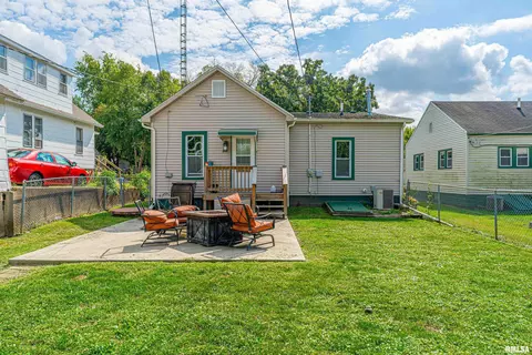 Exterior - 522 3rd St, Lincoln, IL 62656 photo 3 of 4