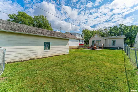 Exterior - 522 3rd St, Lincoln, IL 62656 photo 4 of 4