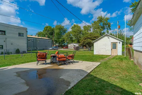 Exterior - 522 3rd St, Lincoln, IL 62656 photo 2 of 4