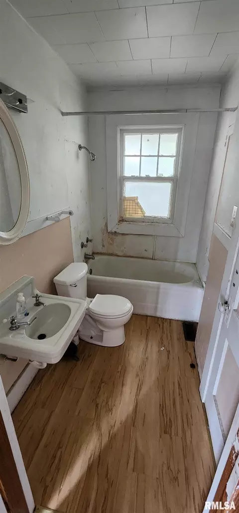 Bath - 401 W Elliott Ave, Springfield, IL 62702 photo 1 of 2