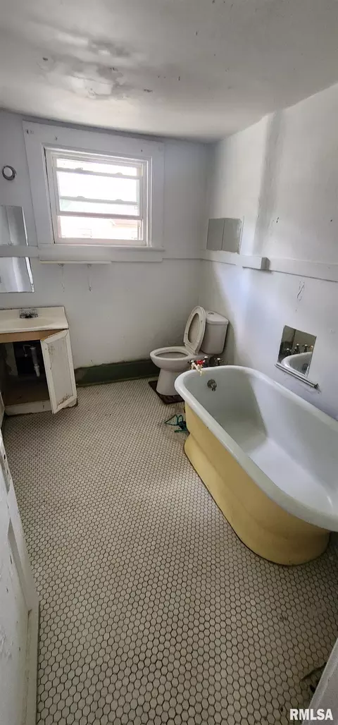 Bath - 401 W Elliott Ave, Springfield, IL 62702 photo 2 of 2