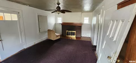 Living - 401 W Elliott Ave, Springfield, IL 62702 photo 2 of 2