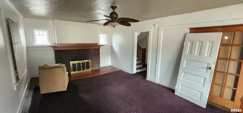 Living - 401 W Elliott Ave, Springfield, IL 62702 photo 1 of 2