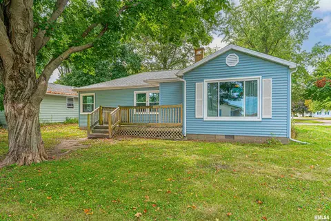 421 NE 3rd St, Hopedale, IL 61747