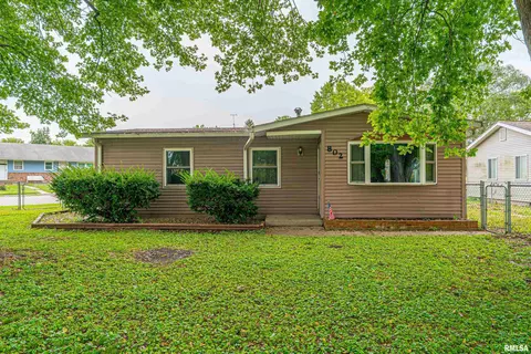 802 Bryan Ave, Lincoln, IL 62656