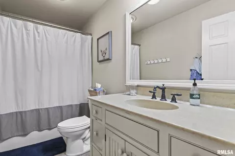 Bath - 4704 Foxhall Ln, Springfield, IL 62711 photo 5 of 6