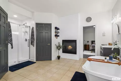 Bath - 4704 Foxhall Ln, Springfield, IL 62711 photo 3 of 6