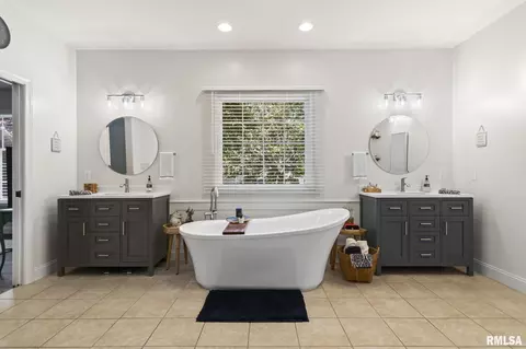 Bath - 4704 Foxhall Ln, Springfield, IL 62711 photo 4 of 6