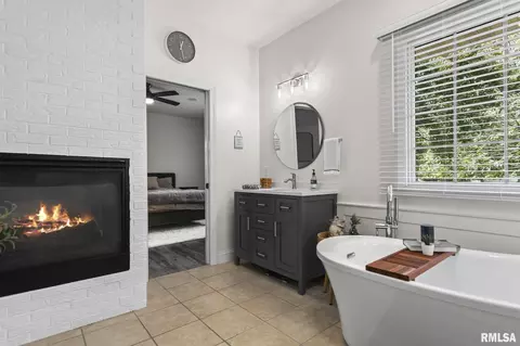 Bath - 4704 Foxhall Ln, Springfield, IL 62711 photo 1 of 6